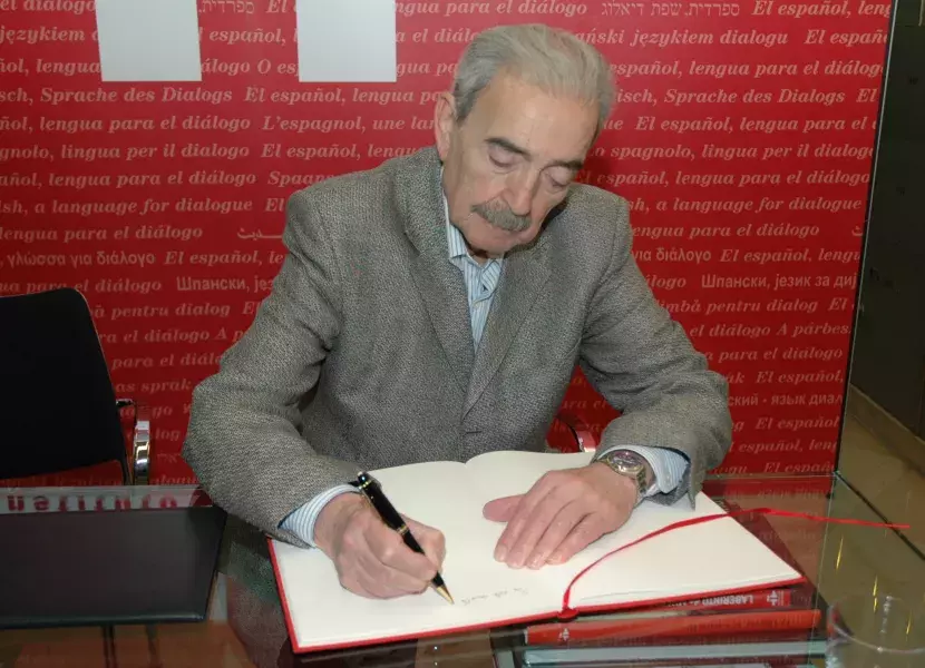El último premio Cervantes 2007 firma en el Libro de Honor del Instituto Cervantes