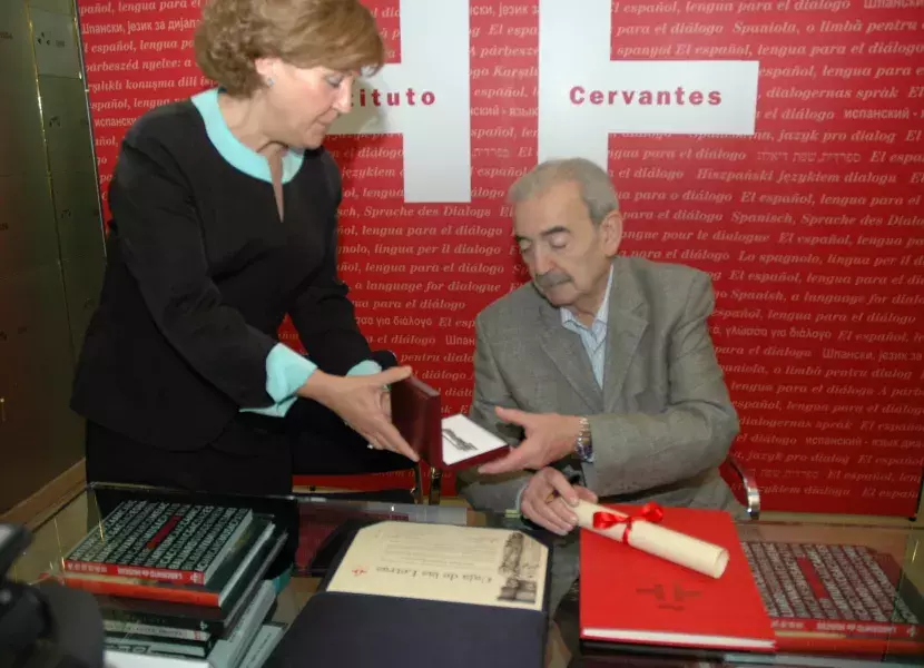Gelman lee un poema perteneciente a su último libro "Mundar", ante sus familiares, amigos y periodistas asistentes al acto