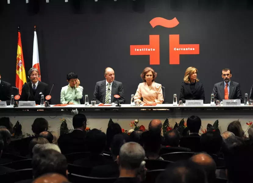 Don Juan Carlos y Doña Sofía acompañados por la princesa japonesa Takamado, por la ministra de Ciencia e Innovación, Cristina Garmendia; por la directora de la institución, Carmen Caffarel, y por representantes de los gobiernos japonés y español