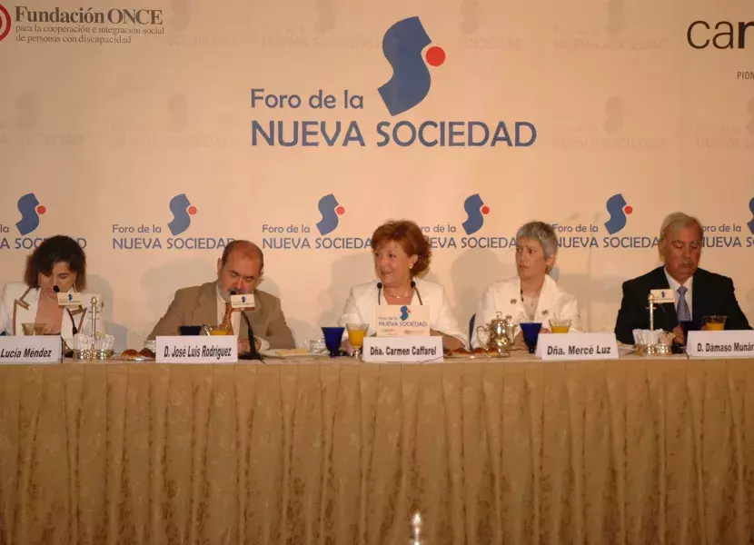 La directora del Instituto Cervantes (c.) expresó su convencimiento de que Estados Unidos sería bilingüe en el futuro