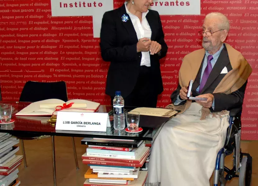 Berlanga especula junto a la directora del centro sobre el contenido de su legado