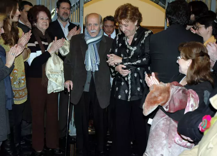 El veterano actor, con más de 300 películas en su haber, es acogido calurosamente a su entrada a la Caja de las Letras
