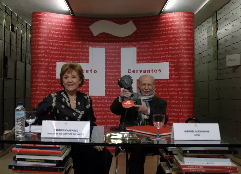 El actor, acompañado por Carmen Caffarel, muestra la estatuilla del premio TP de Oro