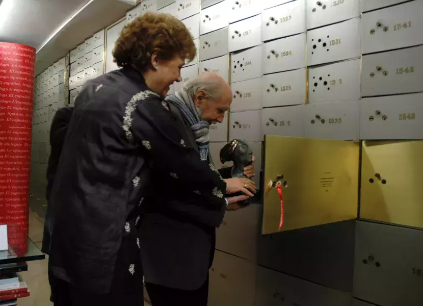 Manuel Alexandre introduce su último premio, el TP de Oro, en la caja número 1.534 de la Caja de las Letras