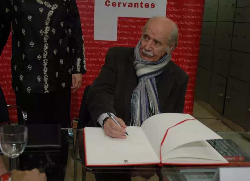 Alexandre, actor de reparto en cine, teatro y televisión, firma en el Libro de Honor del Instituto Cervantes