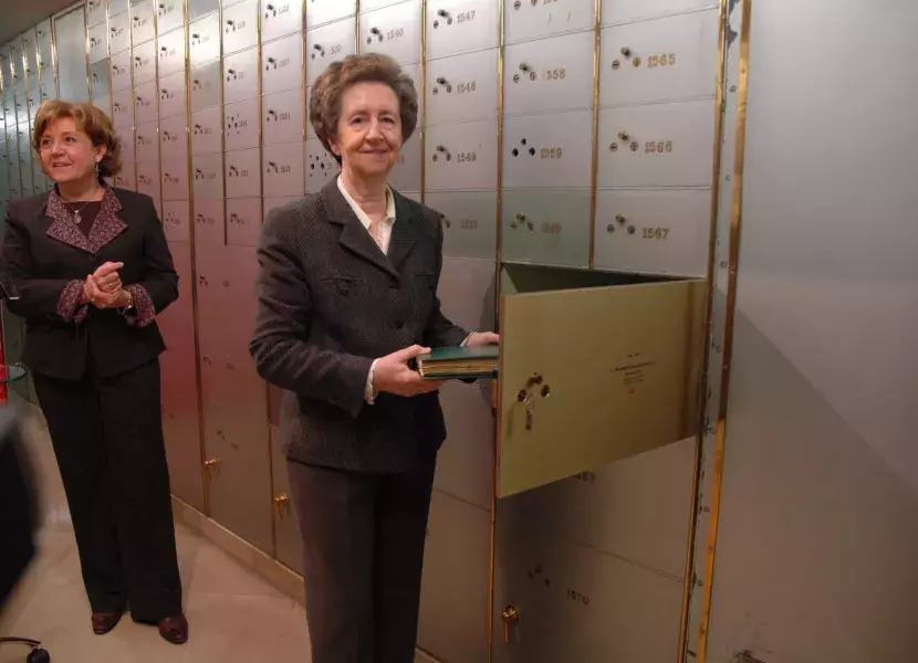 Margarita Salas deposita su primer cuaderno de investigación en la caja nº 1568