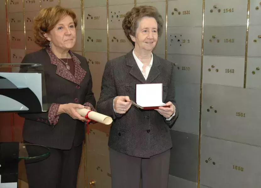 La directora del Instituto Cervantes hace entrega de una llave simbólica y de un certificado acreditativo en el que consta el depósito de Margarita Salas