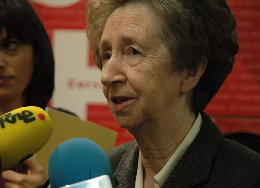 Margarita Salas atiende a los numerosos medios de comunicación