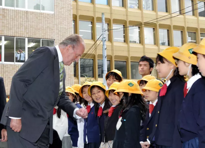 El Rey saluda a los 150 escolares japoneses