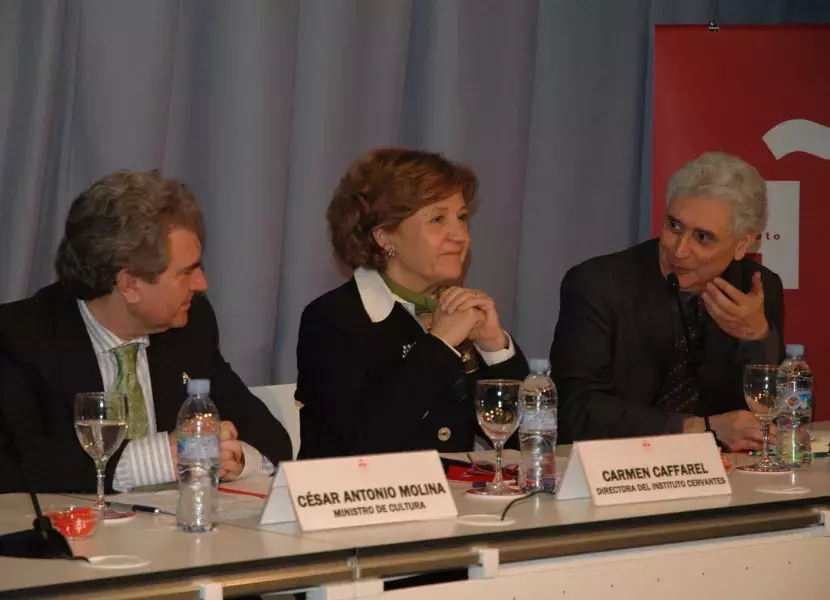 Carmen Caffarel acompañada por el ministro de Cultura español, César Antonio Molina (izda.) y el comisario de la exposición, Demetrio Paparoni (dcha.)