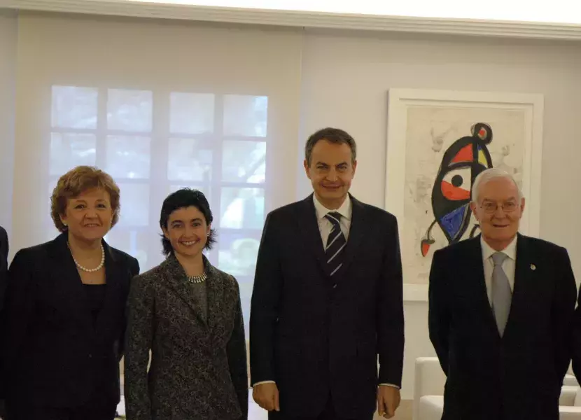 La directora del Instituto Cervantes, Carmen Caffarel; la ministra de Cultura de Chile, Paulina Urrutia; el presidente del Gobierno español, José Luis Rodríguez Zapatero, y el director de la RAE, Víctor García de la Concha, en el Salón Dalí del Palacio de la Moncloa
