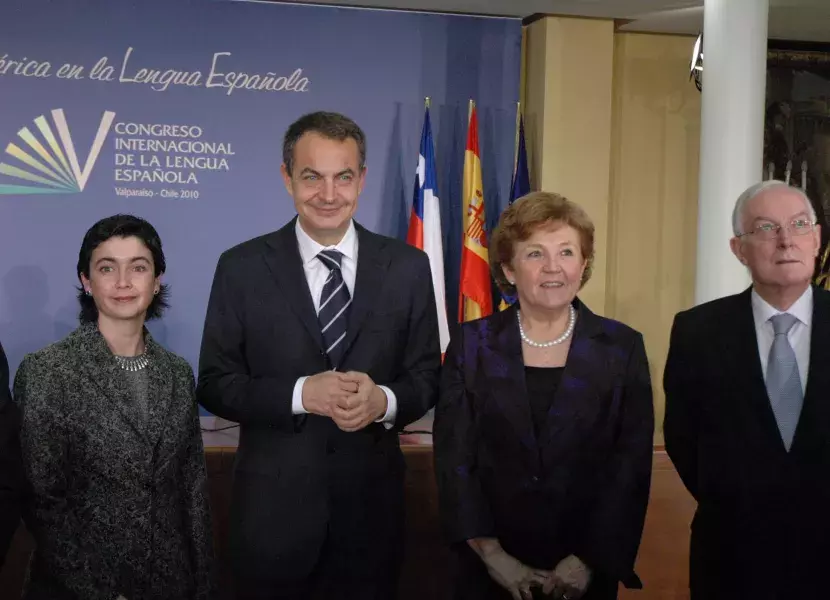 De izda. a dcha., Paulina Urrutia, José Luis Rodríguez Zapatero, Carmen Caffarel y Víctor García de la Concha, momentos antes de comenzar el acto de presentación de la próxima cumbre internacional del español