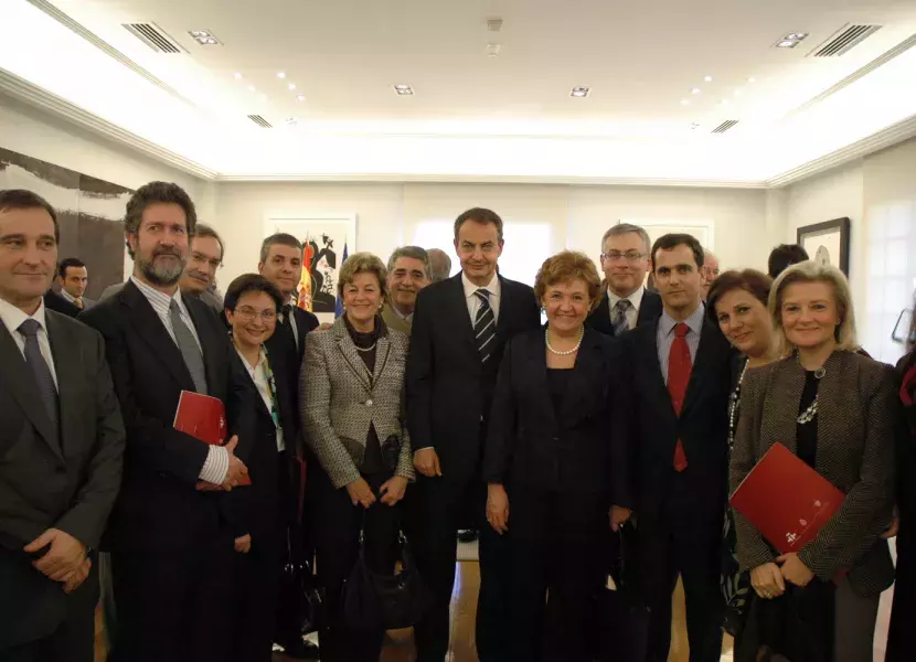 Todo el equipo directivo del Instituto Cervantes con el presidente del Gobierno español, José Luis Rodríguez Zapatero, en el Salón Dalí del Palacio de la Moncloa