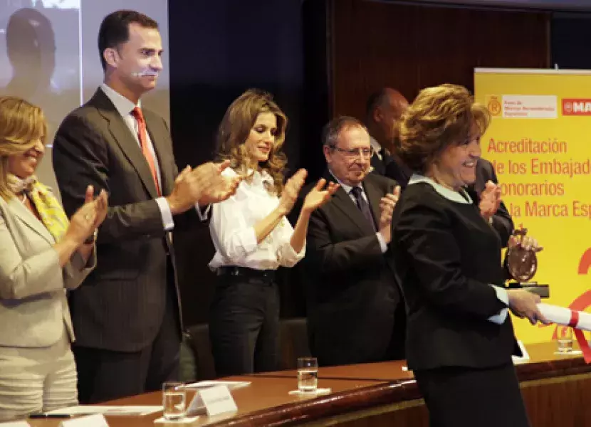 Carmen Caffarel, directora del Instituto Cervantes, recoge la acreditación de Embajador Honorario de la Marca España, en nombre del Instituto Cervantes. 
