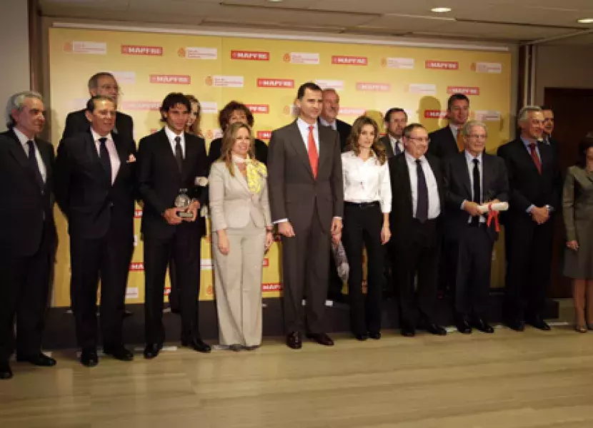 Carmen Caffarel, directora del Instituto cervantes; Trinidad Jiménez, ministra de Asuntos Exteriores y de Cooperación, y Sus Altezas Reales los Príncipes de Asturias Don Felipe y Doña Letizia junto al resto de premiados.