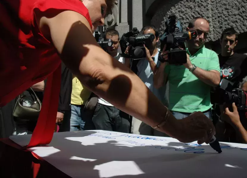 La directora del Instituto Cervantes, Carmen Caffarel, inaugura el poema gigante, en el que pueden participar todo el mundo que desee