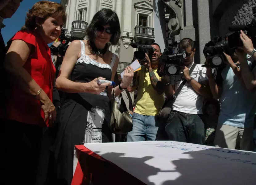 La ministra de Cultura, Ángeles González-Sinde, se dispone a escribir en el poema colectivo de 150 metros, que llegará hasta la madrileña plaza de la Cibeles