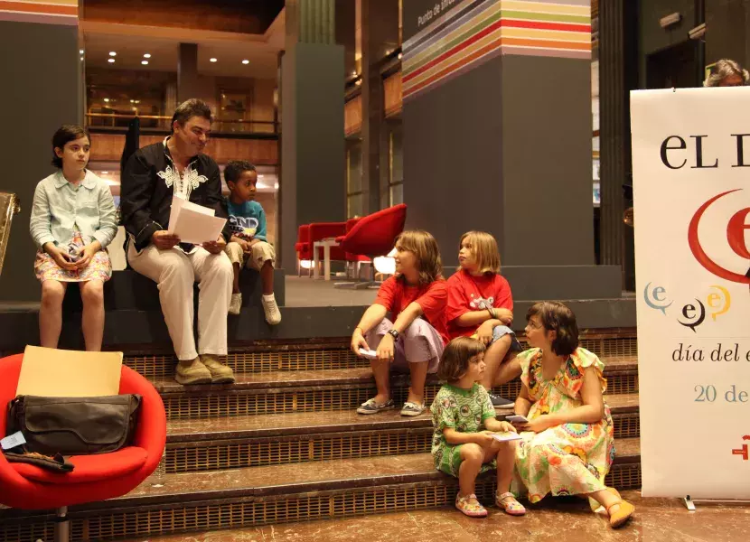 Un centenar de niños ha asistido a la celebración del Día E. En la imagen, varios chavales escuchan atentamente a Antonio Canales, que les cuenta un cuento escrito por él mismo
