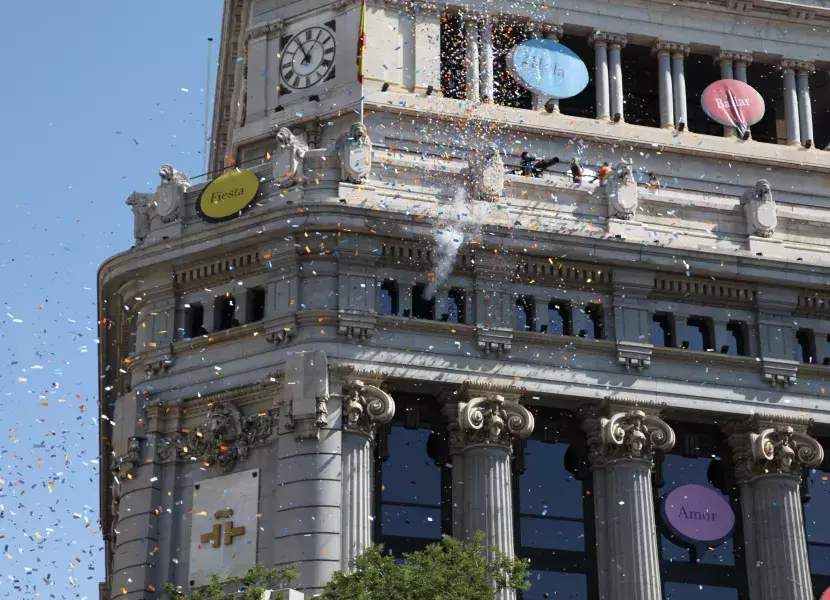 Detalle de las papeles con palabras escritas en español que han sido lanzados desde la azotea de la sede central del Instituto Cervantes en Madrid