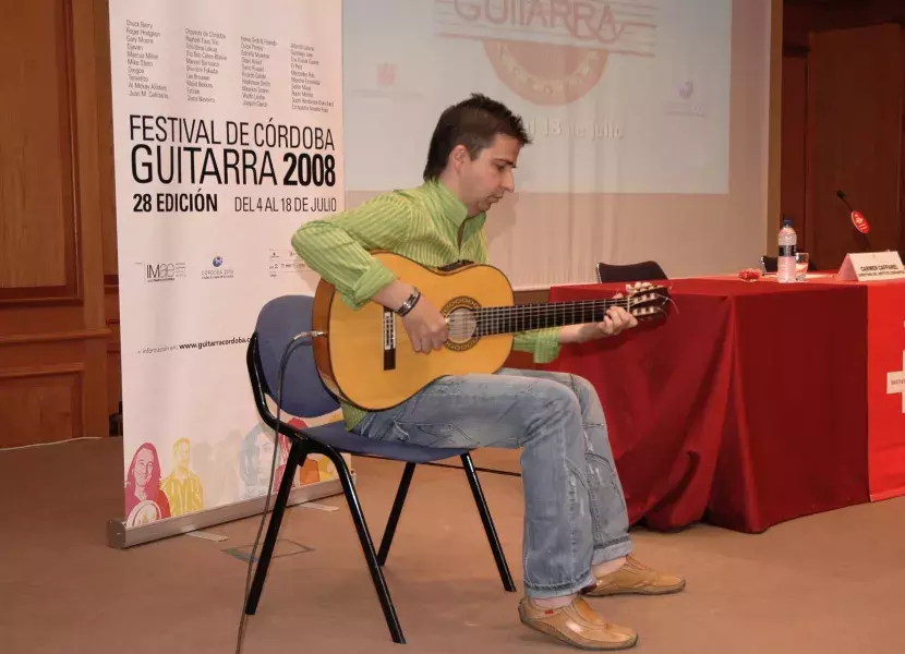 El guitarrista Alberto Lucena en un momento de su intervención musical