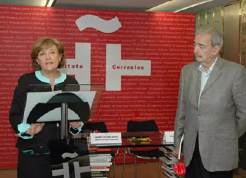 La directora del Instituto Cervantes ha destacado antes del acto que Juan Gelman es "uno de los poetas más importantes de nuestra lengua"