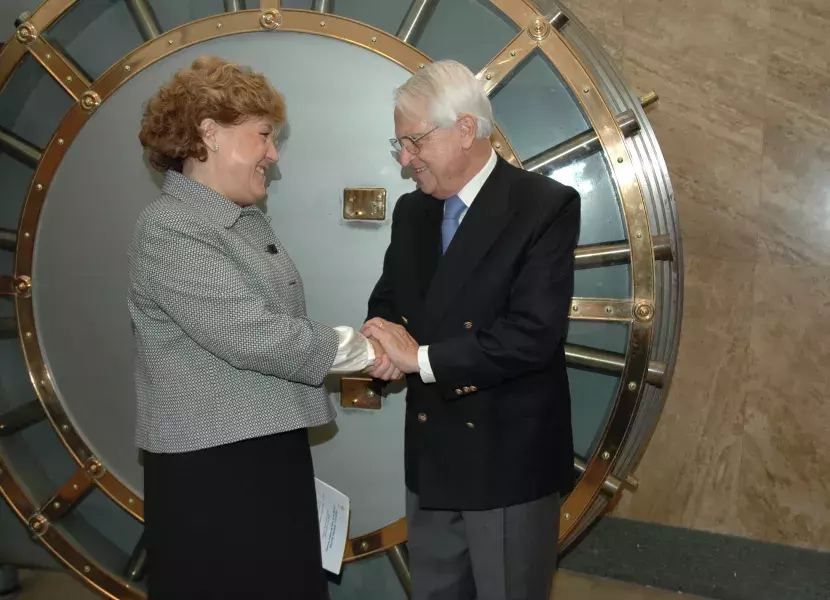 La directora del Instituto Cervantes, Carmen Caffarel, y el compositor Cristóbal Halffter ante la puerta blindada de la Caja de las Letras, antigua cámara acorazada