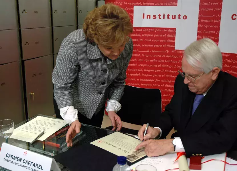 Cristóbal Halffter firma el diploma acreditativo de la entrega de su legado
