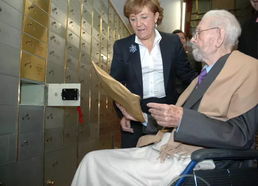 Carmen Caffarel ayuda a Berlanga a introducir su legado en la caja nº 1.034 de la Caja de las Letras