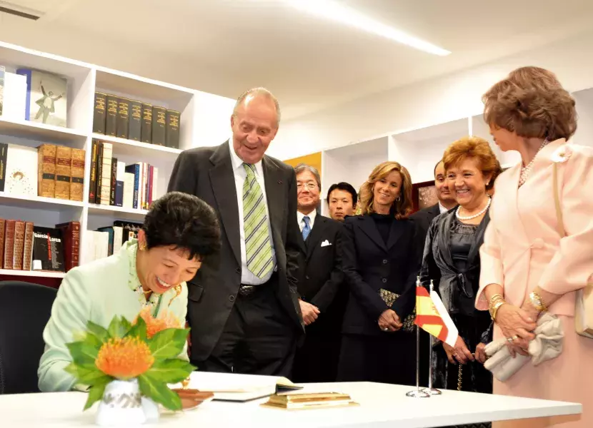 La princesa japonesa Takamado han firmado en el Libro de Honor
