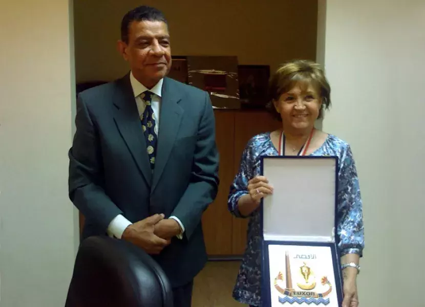 El Dr. Mahmoud Khalaf, jefe de la Dirección Directiva de la Asociación E.G.O.T.H., entrega el escudo de la ciudad de Luxor a Carmen Caffarel