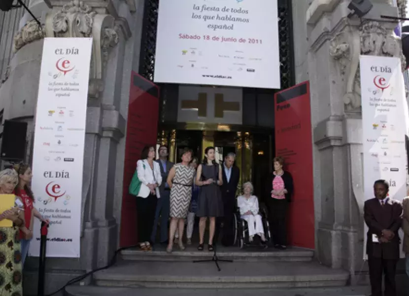 Presentación de El Día E a las puertas de la sede central