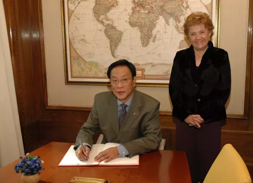 El ministro de Educación filipino, Jesli A. Lapus, firma en el Libro de Honor del Instituto Cervantes. A su lado, Carmen Caffarel
