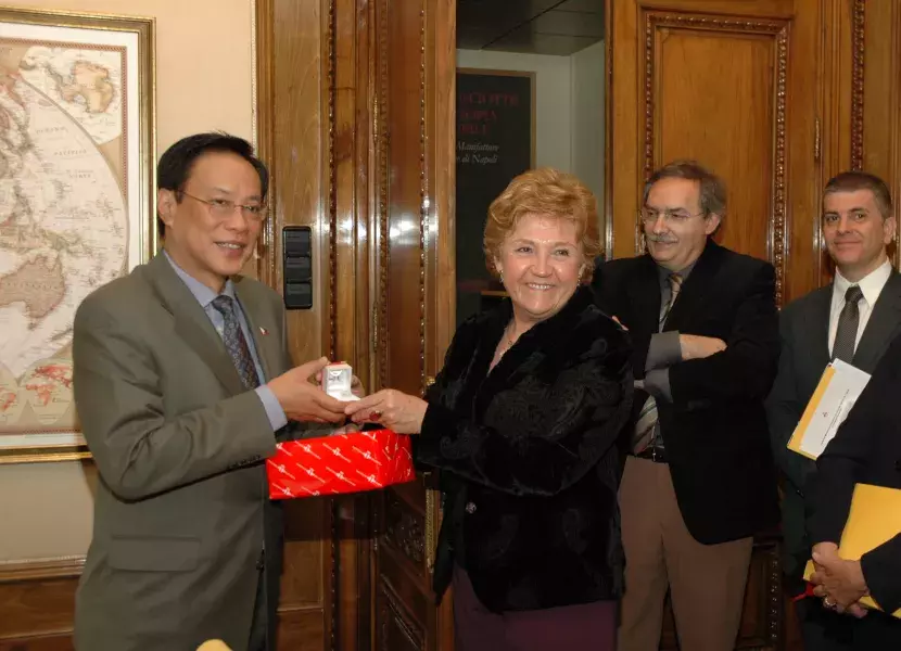 El ministro de Educación filipino y la directora del Instituto Cervantes intercambian obsequios finalizada su reunión
