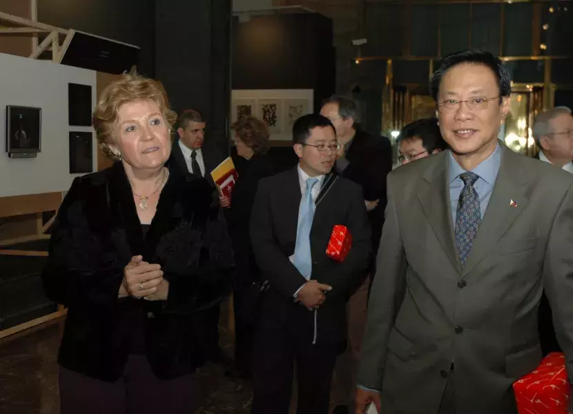 Carmen Caffarel muestra al ministro filipino y a la delegación que le acompaña la exposición "Imágenes escritas"