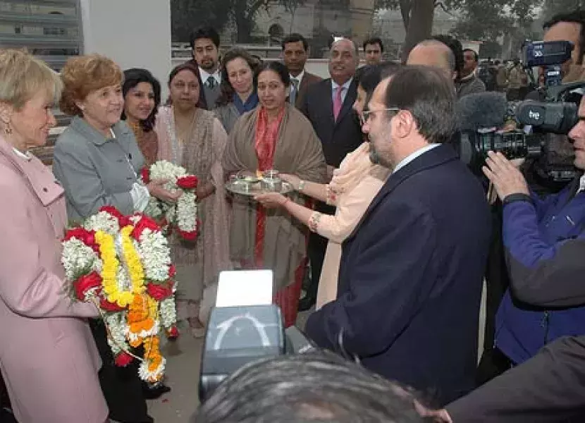 Recibimiento de la vicepresidenta del Gobierno, María Teresa Fernández de la Vega, y Carmen Caffarel en el Instituto Cervantes de Nueva Delhi