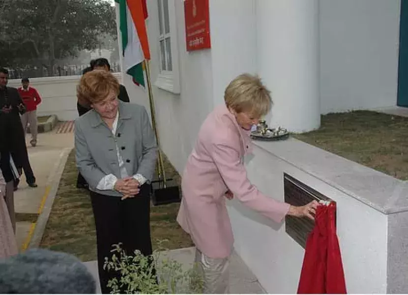 María Teresa Fernández de la Vega descubre la placa conmemorativa, respaldada por Carmen Caffarel