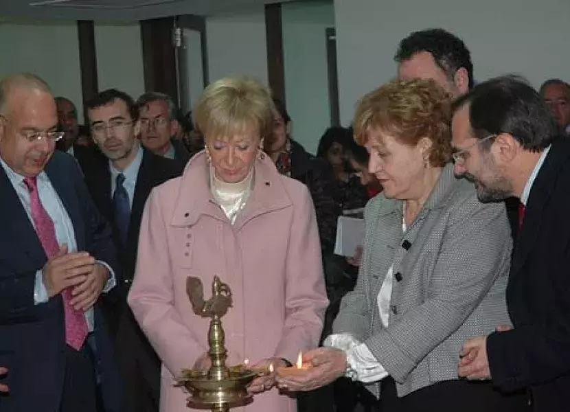María Teresa Fernández de la Vega y Carmen Caffarel realizan una ofrenda en el Instituto Cervantes de Nueva Delhi, donde se ha formalizado el convenio de colaboración con la Academia Nacional de las Letras de la India. A la dcha., el director del centro de Nueva Delhi, Óscar Pujol