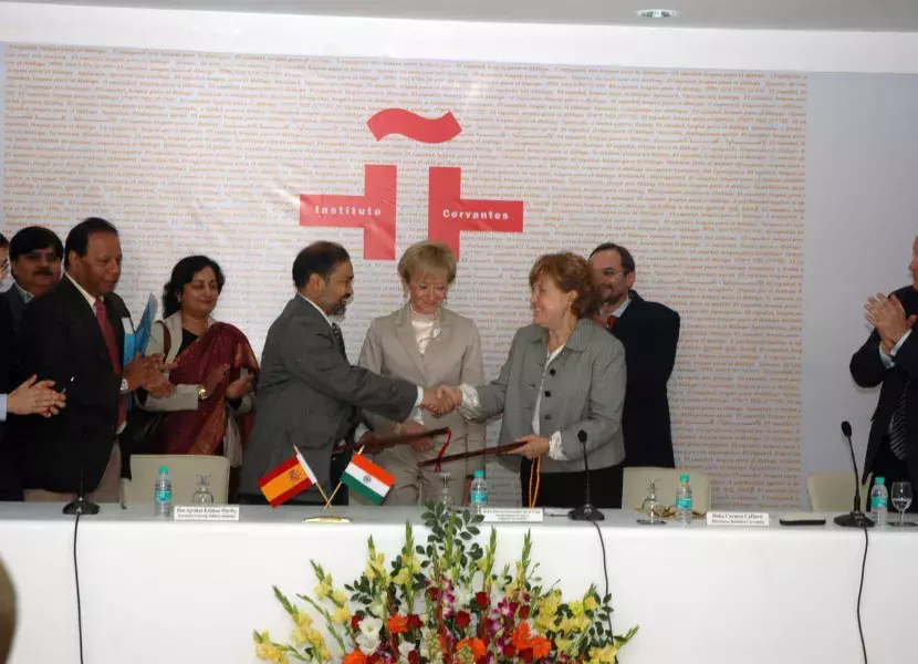 La directora del Instituto Cervantes y el secretario general de la Academia de las Letras sellan el convenio con un apretón de manos ante la presencia de la vicepresidenta del Gobierno español, María Teresa Fernández de la Vega