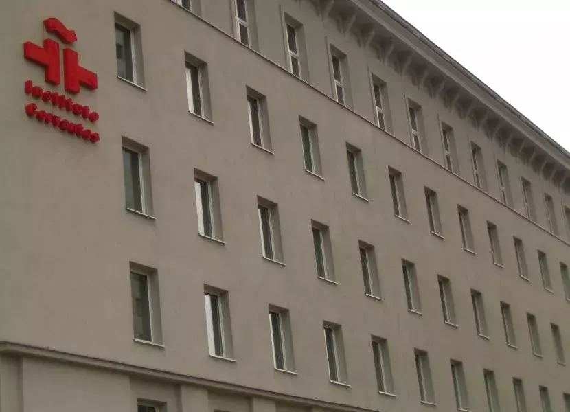 Fachada de la nueva sede del Instituto Cervantes de Varsovia situada en el centro histórico de la ciudad