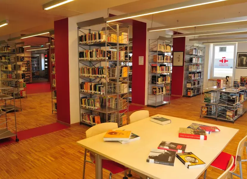 Interior de una de las salas de lectura de la Biblioteca Guillermo Cabrera Infante del Instituto Cervantes de Varsovia