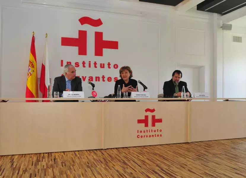 Foto de grupo durante la rueda de prensa previa a la inauguración del nuevo edificio del Instituto Cervantes de la capital polaca