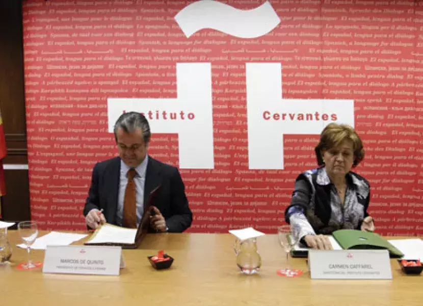 Marcos de Quinto y Carmen Caffarel, firman el convenio por el cual la Fundación entra a formar parte del Círculo de Amigos del Instituto Cervantes.