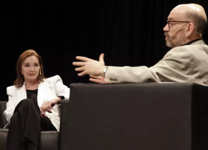 Marcos Ordóñez, crítico de teatro y escritor, interviene en el coloquio.