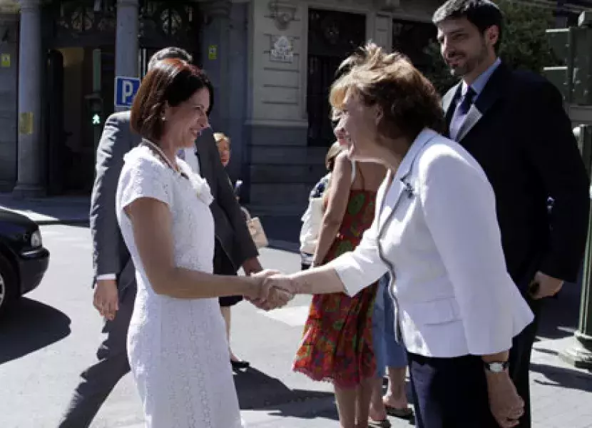 Carmen Caffarel, directora del Instituto Cervantes, recibe a la Primera Dama de Panamá, Marta Linares de Martinelli. 