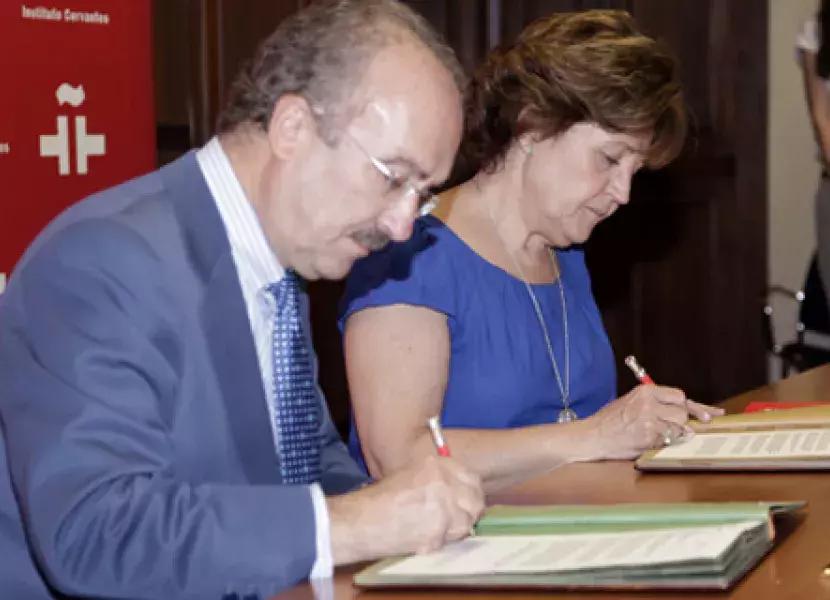 Javier de Agustín y Carmen Caffarel, firman un acuerdo de colaboración