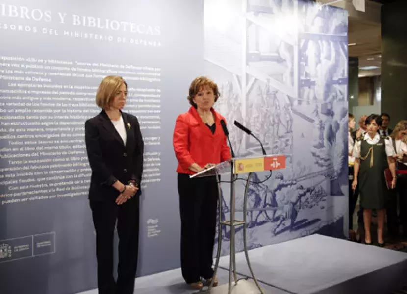 Carme Chacón, ministra de Defensa y Carmen Caffarel, directora del Instituto Cervantes, en la inauguración de la exposición «Libros y bibliotecas.