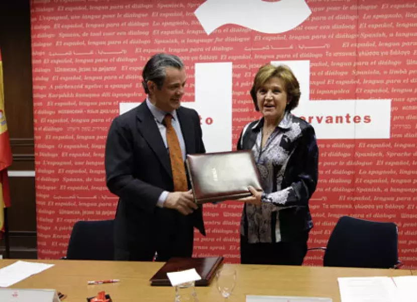 Marcos de Quinto, presidente de Coca-Cola en España y Carmen Caffarel, directora del Instituto Cervantes, estrechan sus manos tras la firma del convenio.