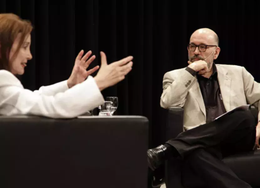 Marcos Ordóñez, crítico de teatro y escritor, escucha las palabras de Nuria Espert, actriz y directora escénica.