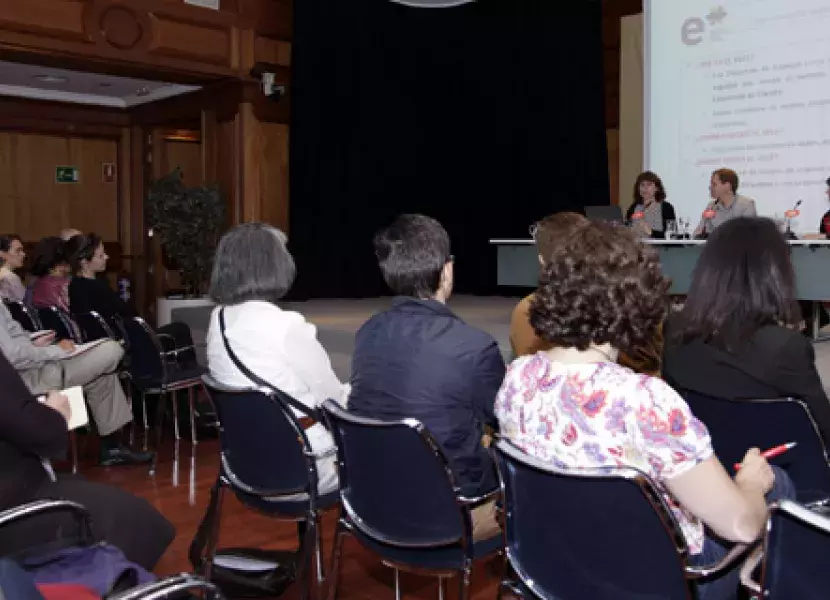 María Victoria Rubini, jefa del departamento de Gestión Comercial del Instituto Cervantes, presenta el acuerdo de colaboración con APUNE, Asociación de Programas Universitarios Norteamericanos en España.