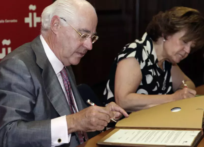 Rafael Miranda firma el convenio